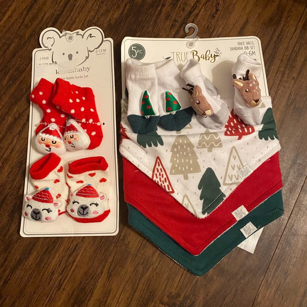 New with tags Christmas bibs and booties! 💗